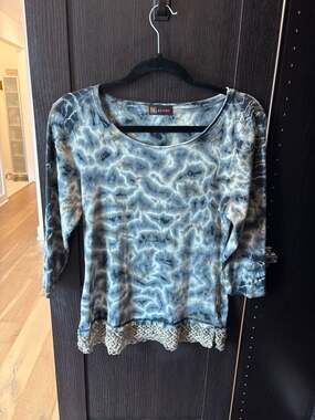 Sivan Women's Blue Tie Dye 3/4 Sleeve Top with Crochet Lace Hem